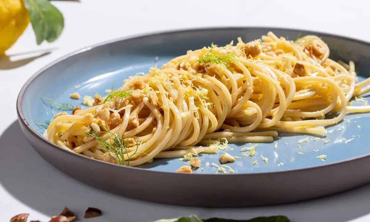 Spaghetti al limone e noci, un'idea fresca per le tue ricette con la pasta. Un piatto invitante con scorza di limone e finocchietto.