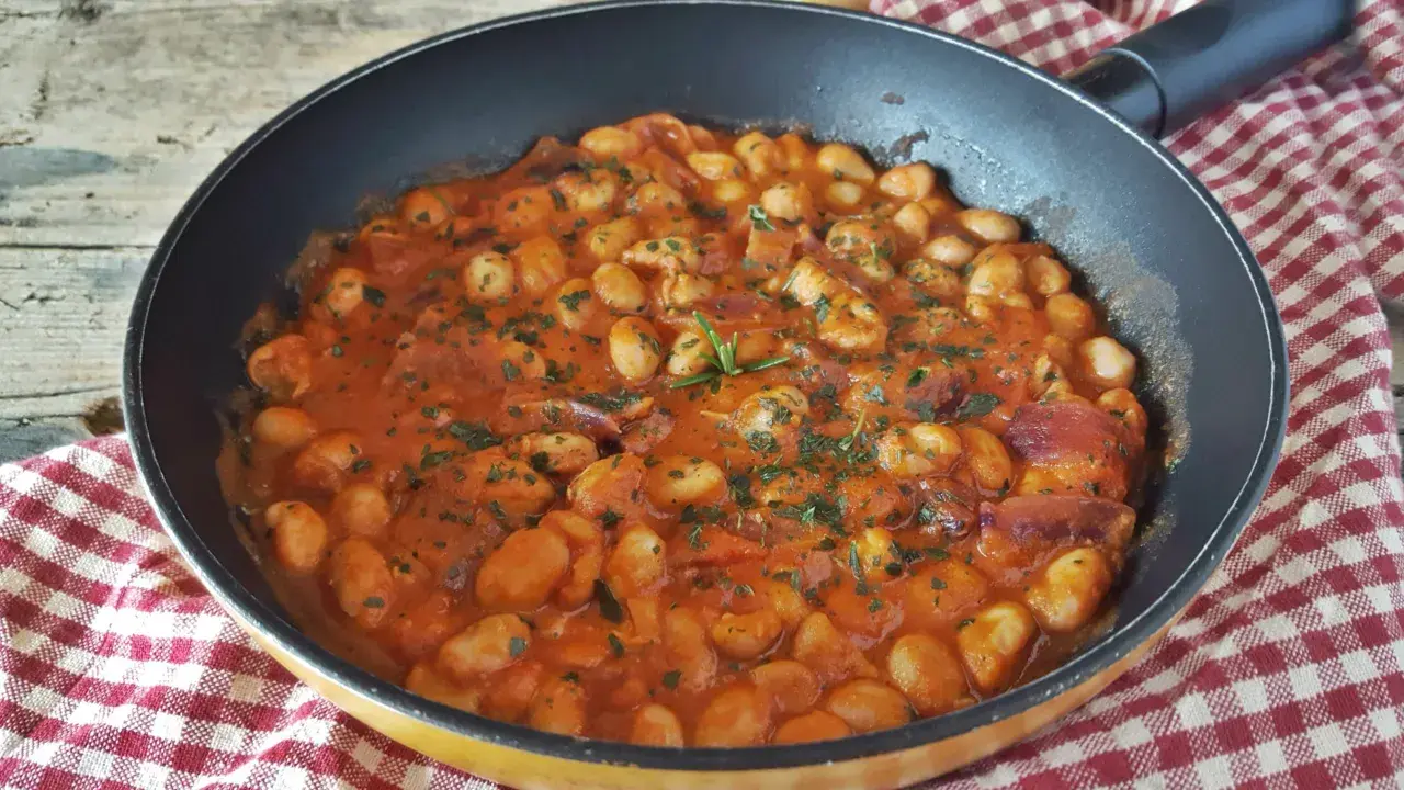Fagioli alla Bud Spencer in padella, un piatto saporito e confortante, con pomodoro, pancetta e rosmarino.