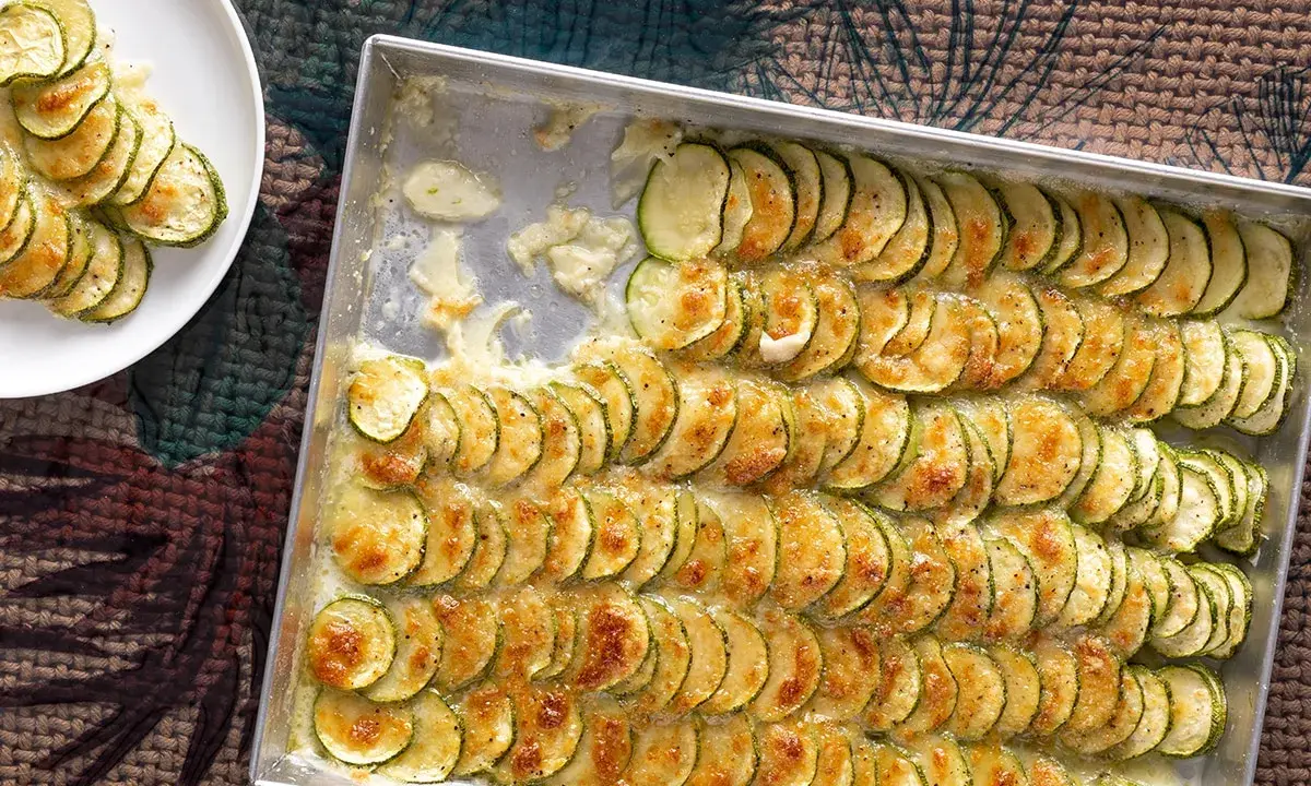 Zucchine al forno dorate e filanti, perfette per ricette verdure veloci e leggere. Un contorno gustoso e facile da preparare.