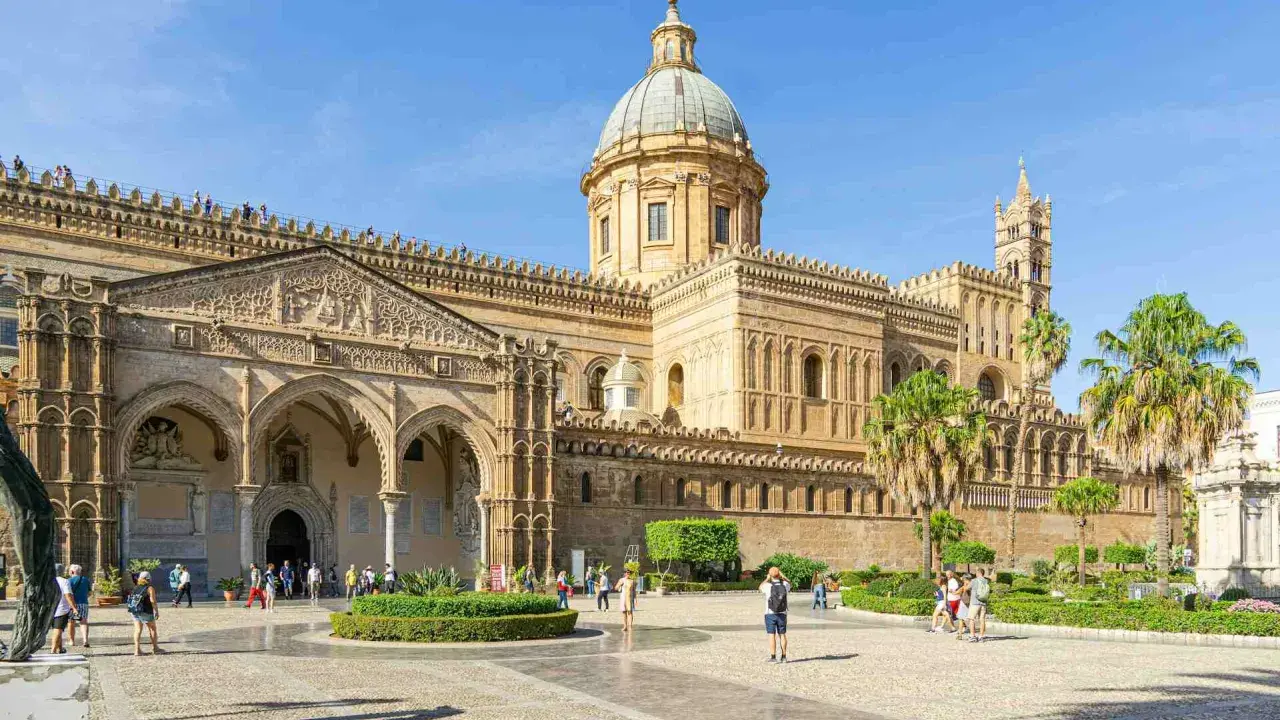 La Cattedrale di Palermo, un gioiello da vedere assolutamente. Un luogo iconico per chi cerca cosa visitare a Palermo.