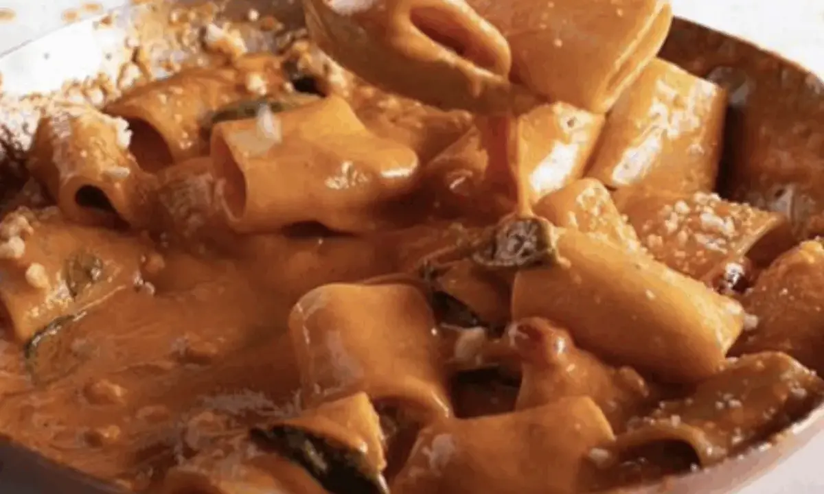 Un primo piatto cremoso e invitante: paccheri alla Vittorio, ricoperti da una salsa ricca e profumata, con un tocco di parmigiano.