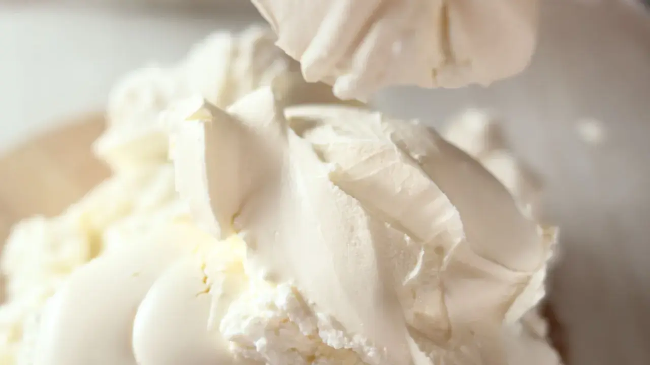 Morbido mascarpone, ingrediente chiave per dolci cremosi. La sua consistenza ricca e vellutata promette delizie.