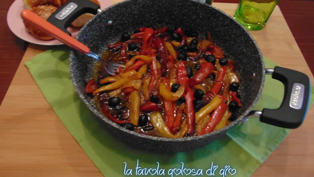 Peperoni in padella alla napoletana, un contorno saporito e colorato, pronto per essere gustato con pane fresco.