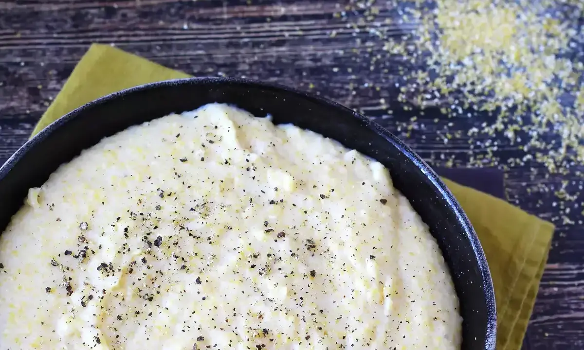 Una cremosa polenta bianca, condita con pepe nero, pronta per essere gustata.