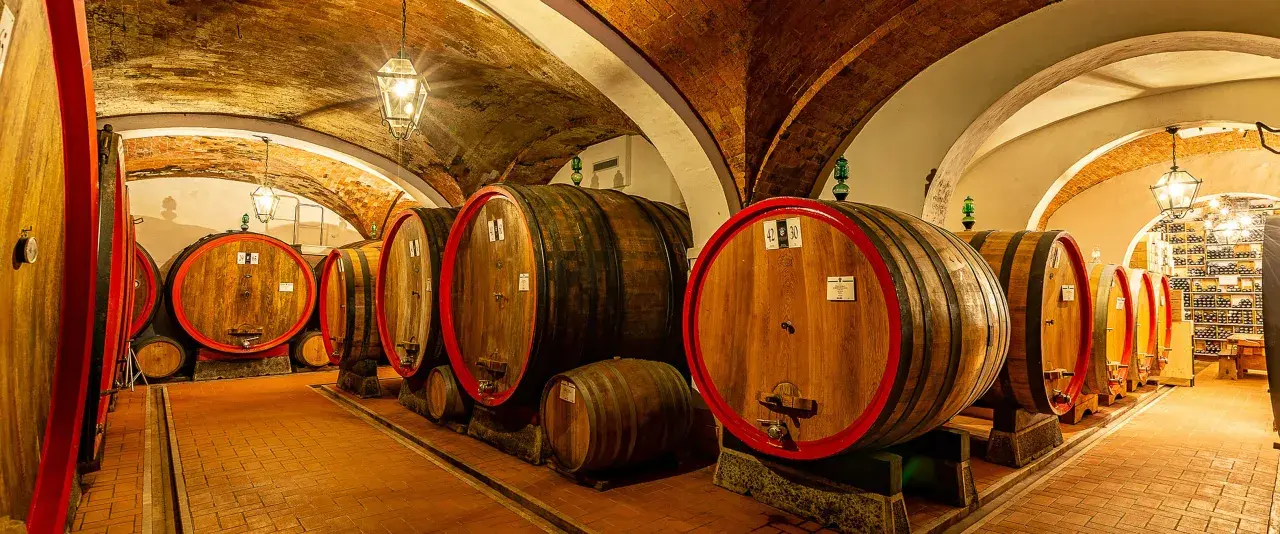 Cantine storiche con botti di legno, perfette per una visita a Montepulciano.