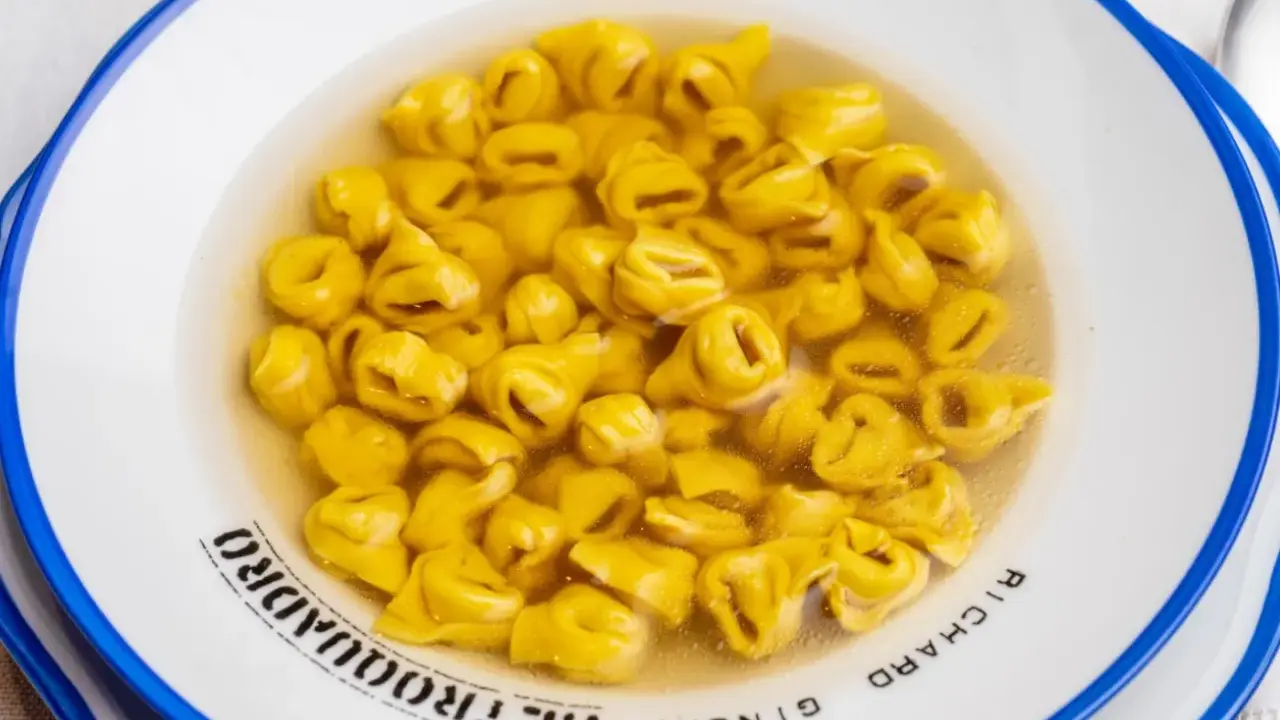 Un piatto fumante di tortellini in brodo, un classico confortante.