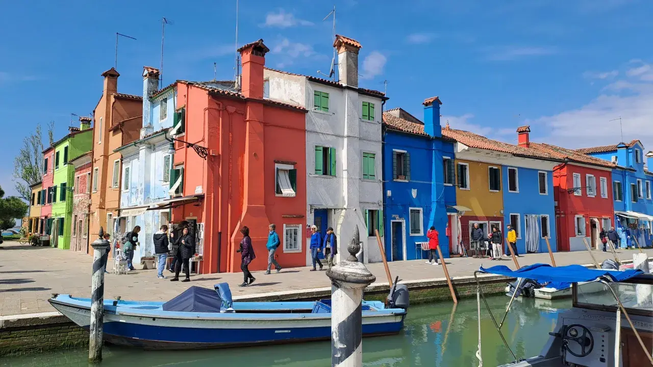Case colorate e canali, un'esplosione di allegria da scoprire in Veneto.