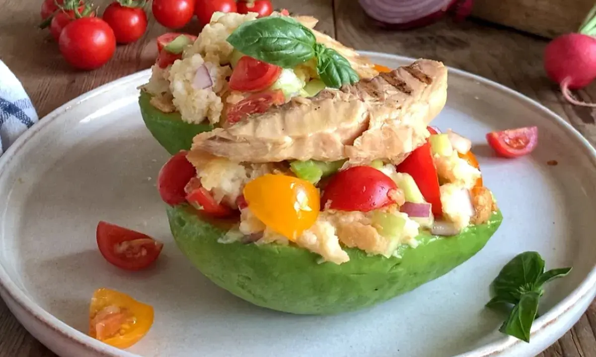 Avocado ripieno con panzanella napoletana, pomodorini, cetrioli e pesce grigliato. Fresco e colorato.