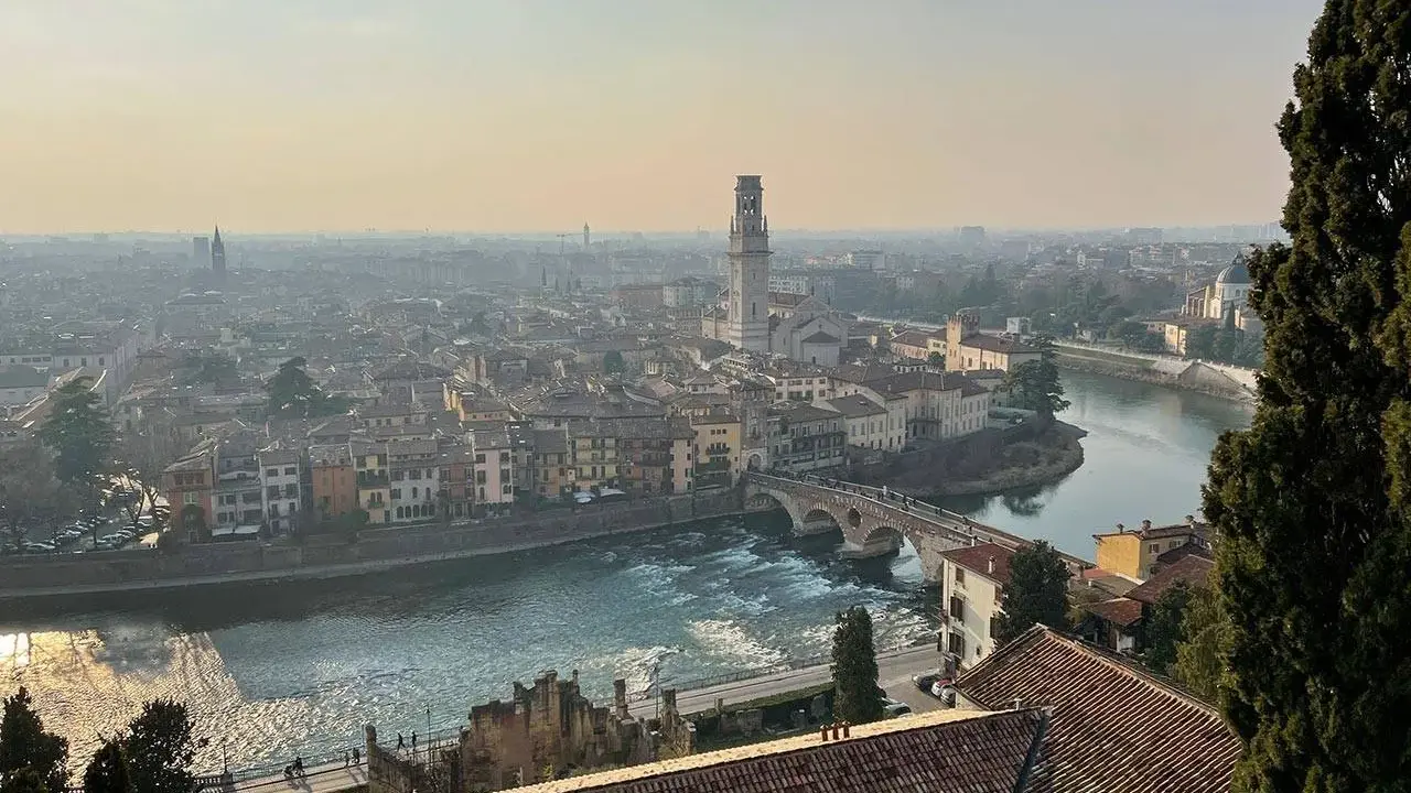 Verona: cosa fare? Ammira il panorama del fiume Adige con Ponte Pietra e la Torre dei Lamberti. Un'ottima vista per pianificare la tua visita.