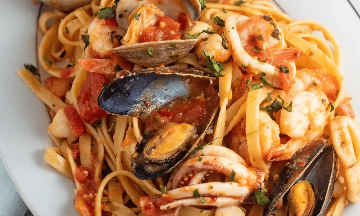 Scialatielli ai frutti di mare, un piatto ricco di gamberi, cozze, vongole e calamari, perfetto per chi cerca ricette gustose.