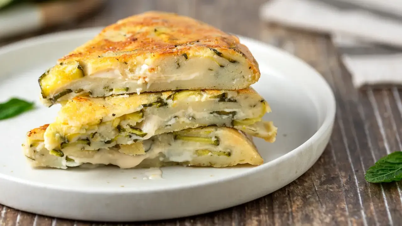 Fette di torta salata con zucchine e formaggio, perfette per le tue ricette con zucchine.