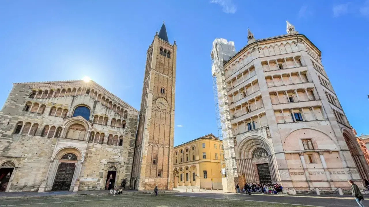 Piazza Duomo a Parma: il Battistero, il Duomo e il campanile, tra le cose da vedere.