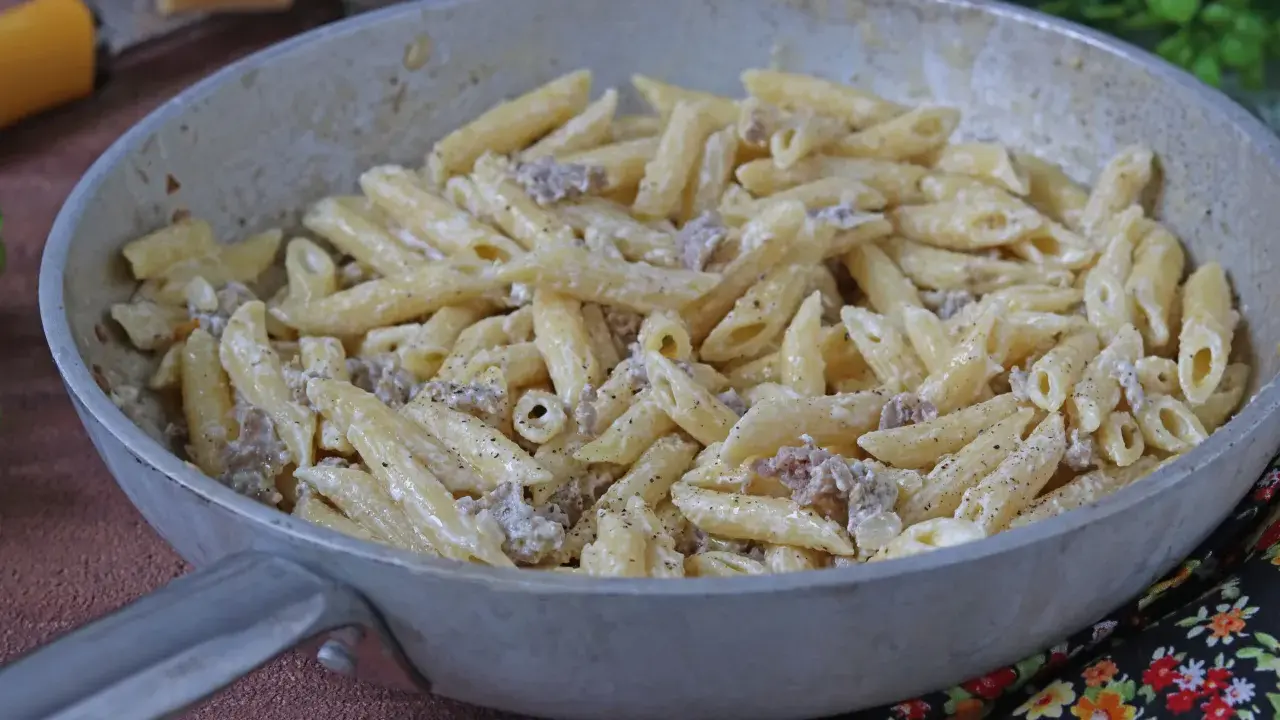 Umbricelli alla norcina in padella, con salsiccia e crema, pronti per essere gustati.