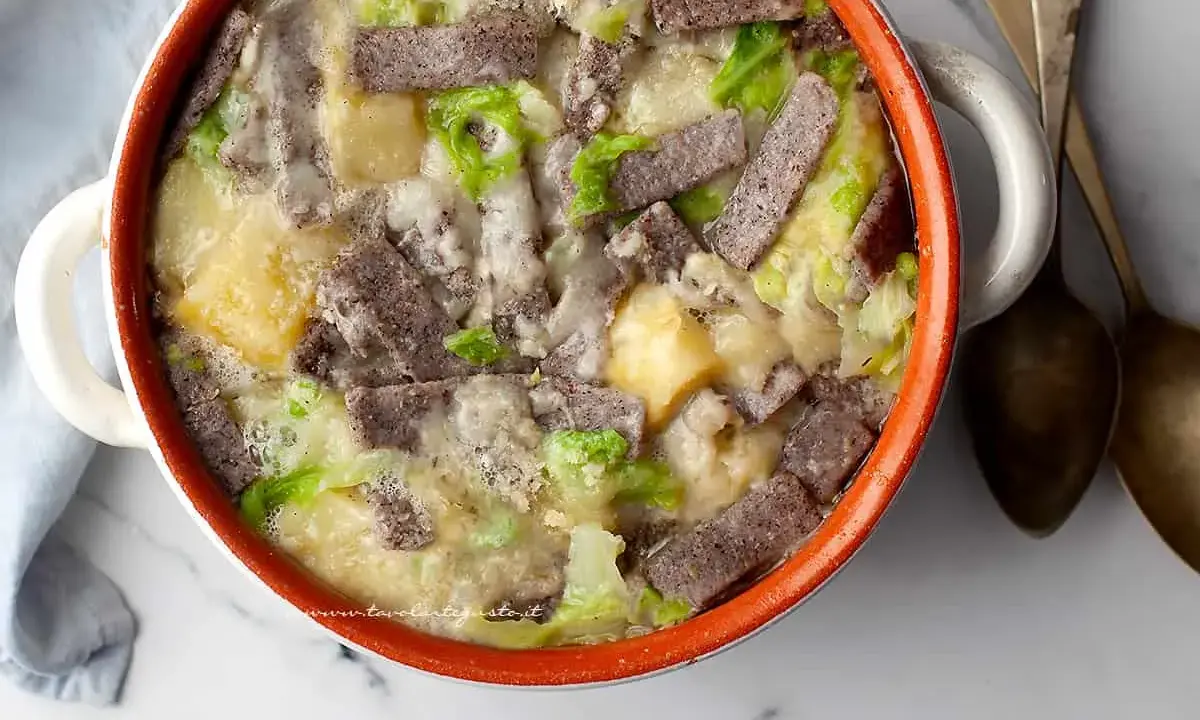 Pizzoccheri ricetta: un piatto fumante di pasta di grano saraceno, patate, verza e formaggio fuso in una casseruola.