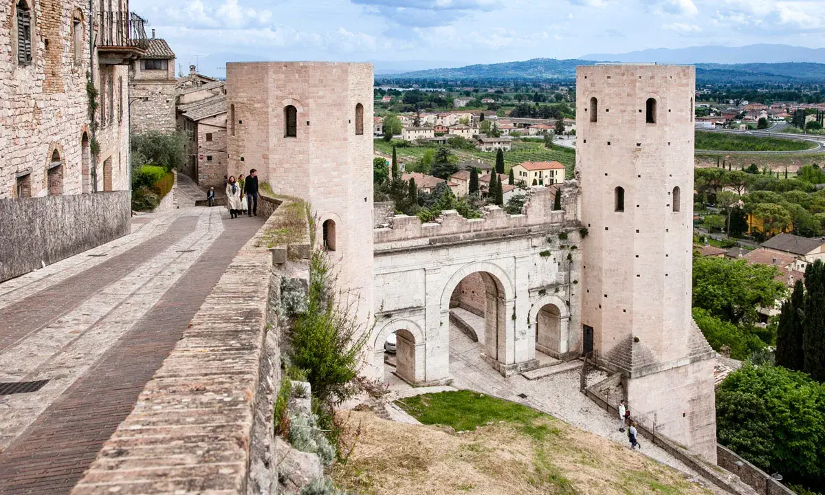 Porta San Pietro ad Assisi, un'idea per cosa vedere ad Assisi e dintorni in 3 giorni. Paesaggio urbano con torri medievali e vista sulla valle.