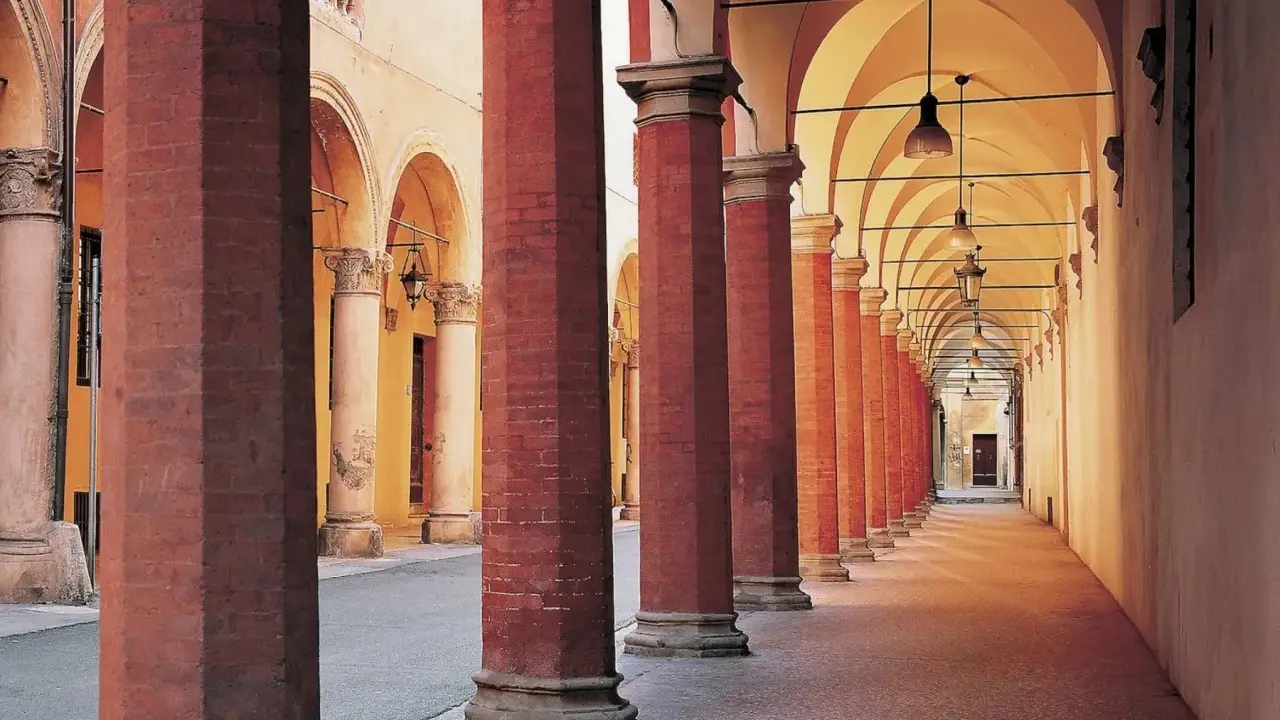 Portici rossi e gialli a Bologna, un'elegante passeggiata tra le cose da fare a Bologna.