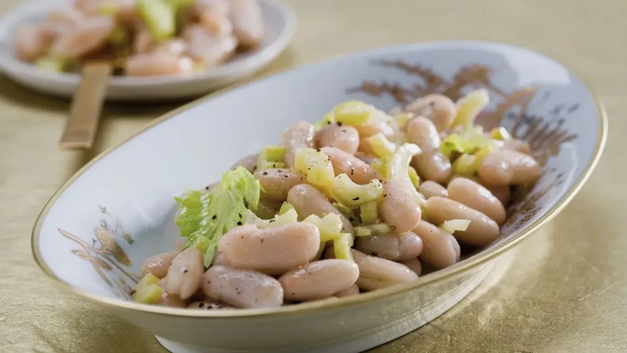Insalata di fagioli cannellini con sedano e pepe nero, un'idea semplice per le tue ricette.