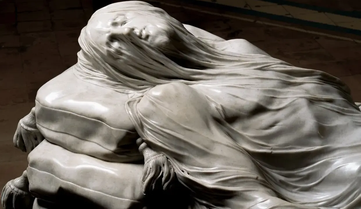 Il Cristo Velato a Napoli, un capolavoro di marmo che sembra vivo sotto il velo trasparente. Un'emozione da vivere in un giorno.