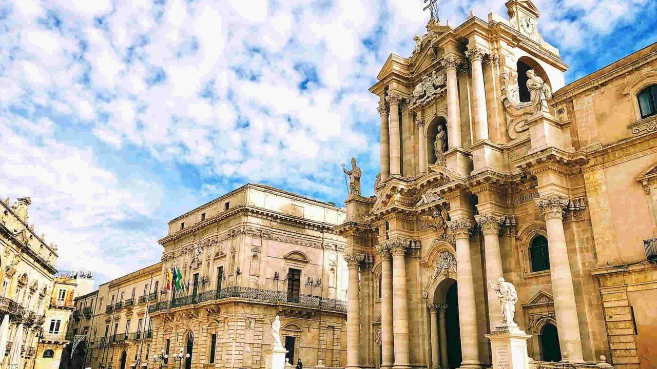 Piazza Duomo a Siracusa: maestosa cattedrale barocca e palazzi storici, un must per chi cerca cosa vedere a Siracusa.