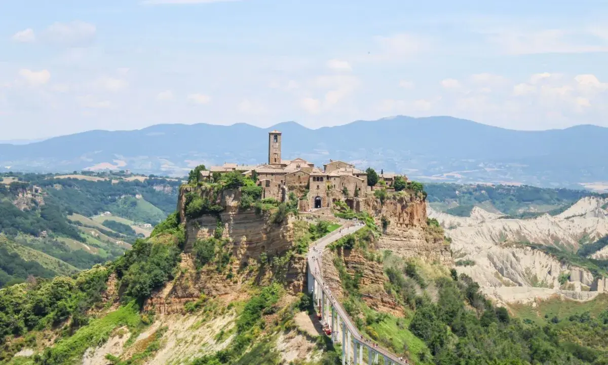 Un borgo medievale su una rupe, raggiungibile tramite un ponte pedonale. Un luogo magico da scoprire, tra le meraviglie da vedere fuori Roma.