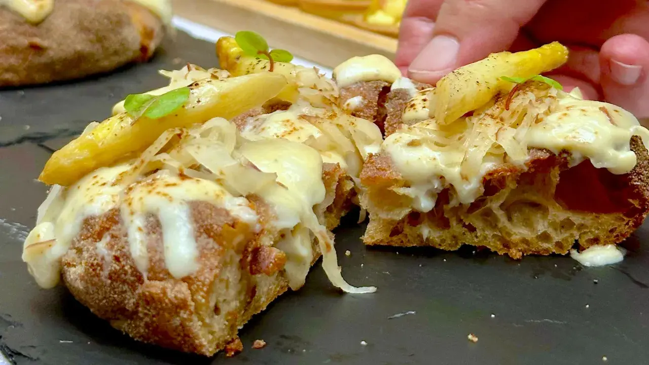 Pizza in padellino con formaggio filante, patate croccanti e un tocco di verde. Una delizia da gustare.
