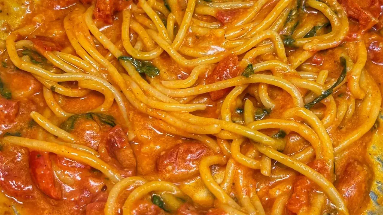 Spaghetti al sugo cremoso con pomodorini e basilico, un'ottima scarpariello ricetta.