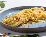Spaghetti al limone e noci, un'idea fresca per le tue ricette con la pasta. Un piatto invitante con scorza di limone e finocchietto.