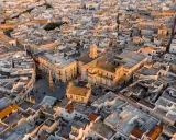 Nardò, dove si trova questo centro storico con chiese barocche e tetti bianchi, illuminato dalla luce dorata del tramonto.