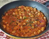 Fagioli alla Bud Spencer in padella, un piatto saporito e confortante, con pomodoro, pancetta e rosmarino.