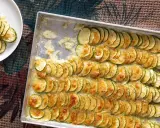Zucchine al forno dorate e filanti, perfette per ricette verdure veloci e leggere. Un contorno gustoso e facile da preparare.