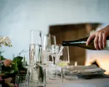 Versando vino bianco in un calice, un assaggio dei profumi dei vitigni siciliani.