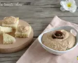 Salsa tonnata con maionese, cremosa e gustosa, servita su cubetti di pane e in una ciotola con acciughe.