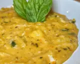 Un cremoso piatto di pasta patate e provola, arricchito da erbe aromatiche e guarnito con una foglia di basilico fresco.