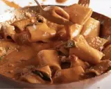Un primo piatto cremoso e invitante: paccheri alla Vittorio, ricoperti da una salsa ricca e profumata, con un tocco di parmigiano.