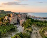 Borgo medievale con vigneti e mare, ideale per scoprire città italiane da visitare in 3 giorni.