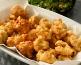 Un piatto colmo di croccante cavolfiore fritto, dorato e invitante, pronto per essere gustato.