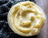 Una ciotola di cremosa crema di patate, soffice e invitante, con un pizzico di pepe nero.