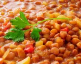Lenticchie stufate con patate e pomodoro, un modo semplice per cucinare le lenticchie secche senza ammollo. Guarnite con prezzemolo fresco.