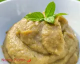 Crema di melanzane per pasta, liscia e vellutata, guarnita con foglie di menta fresca. Un sapore estivo pronto per condire il tuo piatto.