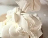 Morbido mascarpone, ingrediente chiave per dolci cremosi. La sua consistenza ricca e vellutata promette delizie.