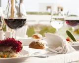 Un piatto raffinato con carne e riso, accompagnato da vino rosso. Perfetto per scoprire i muller thurgau abbinamenti.