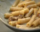 Primo piatto di pasta alla gricia, con rigatoni cremosi e guanciale croccante.