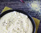 Una cremosa polenta bianca, condita con pepe nero, pronta per essere gustata.