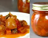 La vera giardiniera, un mix di verdure sott'aceto in un barattolo e servita su un piatto bianco.