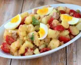 Deliziosa insalata di patate estiva con tonno, uova sode, pomodorini e olive. Un piatto fresco e saporito, perfetto per le giornate calde.