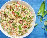 Un'idea fresca per le tue **riso freddo ricette**: un'insalata colorata con piselli, peperoni, acciughe e basilico.