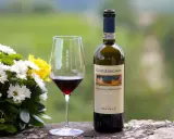 Un bicchiere di Brunello di Montalcino e un mazzo di fiori gialli e bianchi. Perfetti abbinamenti per una cena speciale.