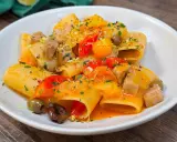 Paccheri con tonno fresco, pomodorini, olive e scorza di limone. Un piatto colorato e saporito, pronto per essere gustato.