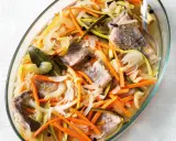 Piatto di pesce in carpione con verdure julienne, carote, zucchine e cipolle. Una deliziosa ricetta da provare.