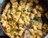 Primo piatto di pasta con pancetta e zucchine, condito con una crema saporita e pepe nero.